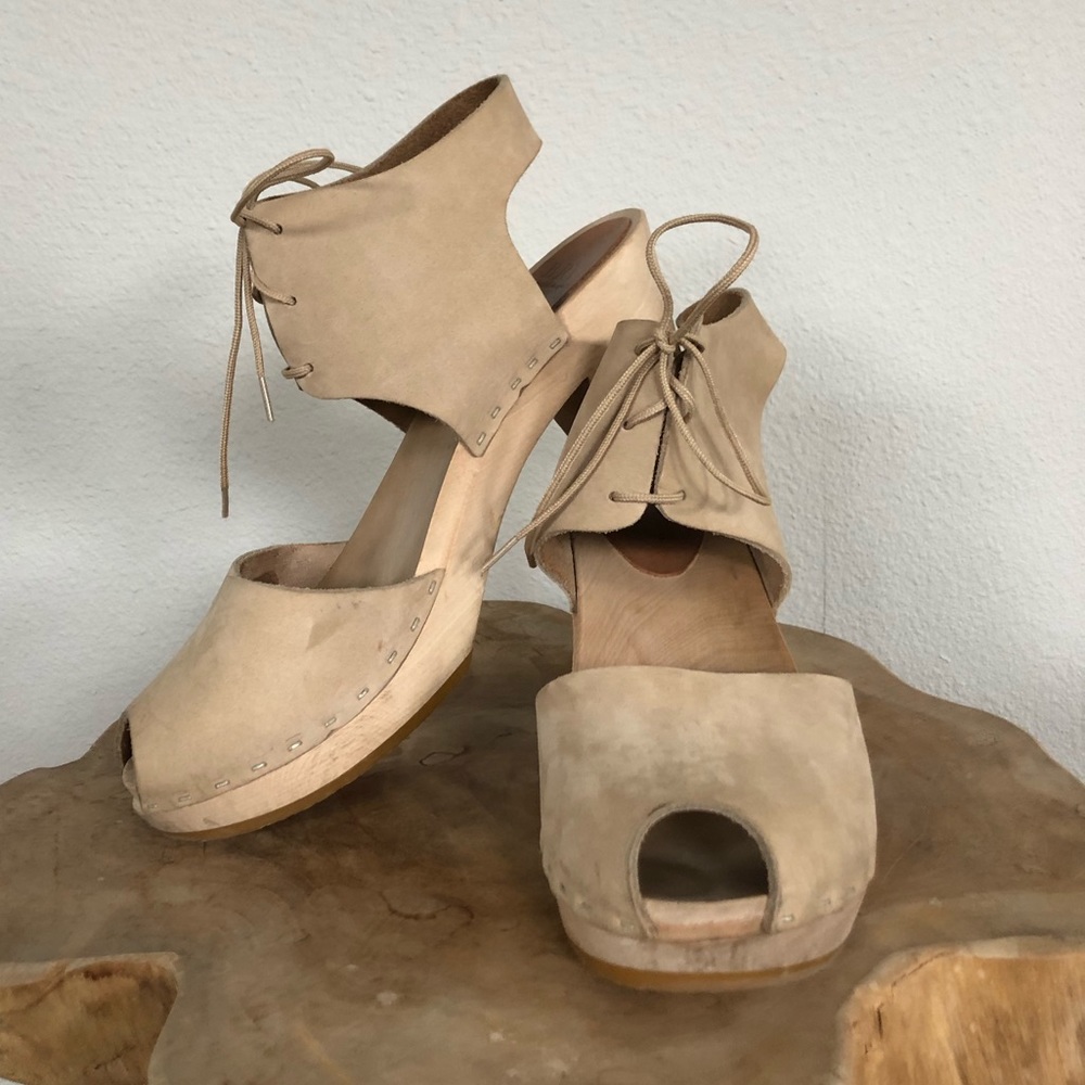 Bryr Lace up clogs.